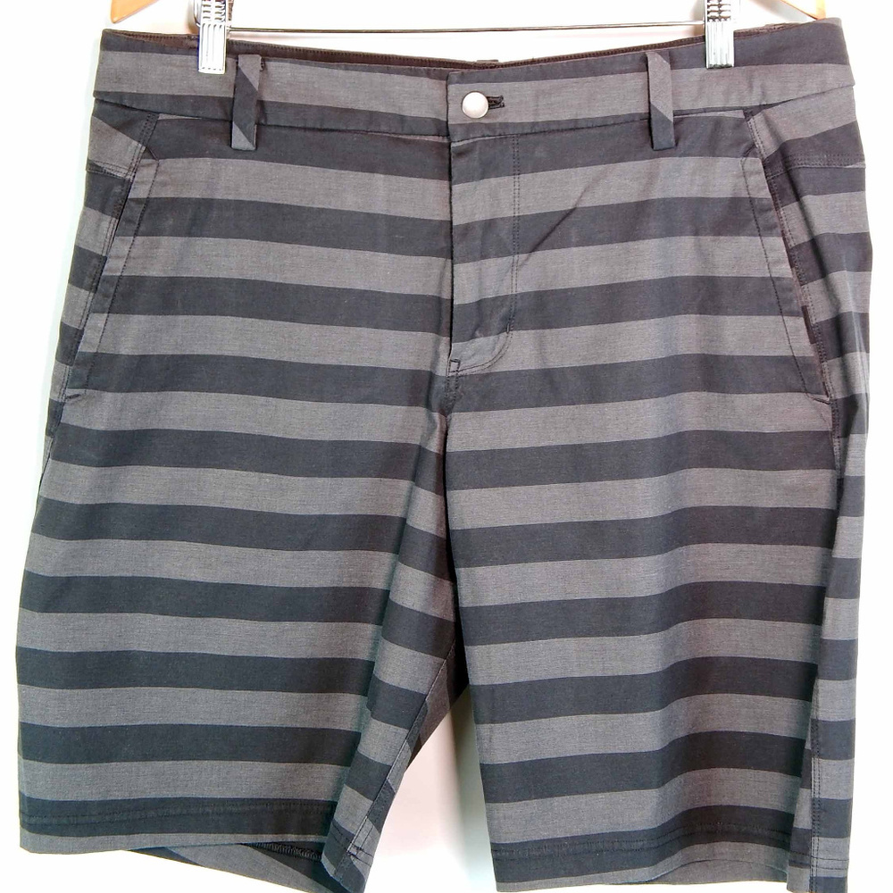Lululemon Mens Shorts Size 38 Black & Grey Stripe